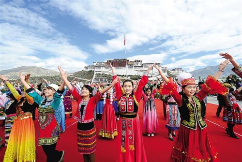 “日子越過越幸?！薄鞑卮頍嶙h民生改善