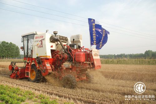 三夏進(jìn)行時 雷沃公益機(jī)收讓貧困村顆粒歸倉