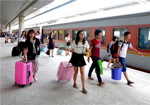 暑期旅游出行需求旺盛 鐵路、民航客運量大幅增長