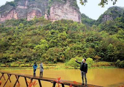 旅游業(yè)復(fù)工新意足 直播看館藏 線上賞美景