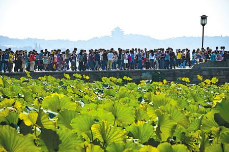 “假日經(jīng)濟(jì)”激活新模式：文博火熱、露營風(fēng)靡 Z世代熱衷同城度假