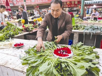 攀枝花菜市場(chǎng)一賣(mài)菜大叔因其獨(dú)特的鮮花菜攤走紅網(wǎng)絡(luò)