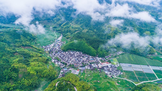 浙江“月山春晚”40年觀察：從一個(gè)村的“團(tuán)圓宴”到中國鄉(xiāng)村春節(jié)記憶