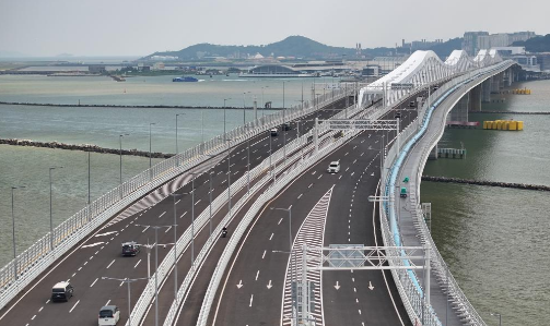 澳門(mén)首條雙向八車(chē)道跨海大橋——澳門(mén)大橋正式通車(chē)