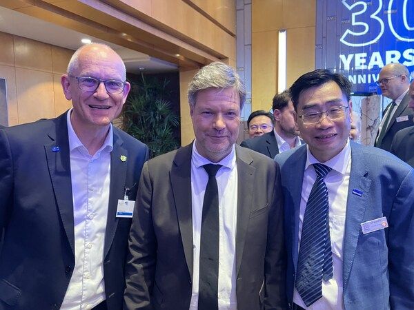 TüV NORD集團CEO Stenkamp博士與代表團陪同德國副總理哈貝克訪華