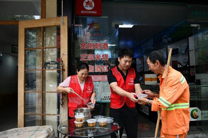 浙江慶元：夏日服務(wù)禮包送不停沁潤(rùn)戶(hù)外勞動(dòng)者