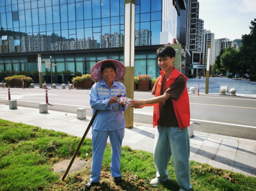 酷暑送清涼  愛(ài)心潤(rùn)心田